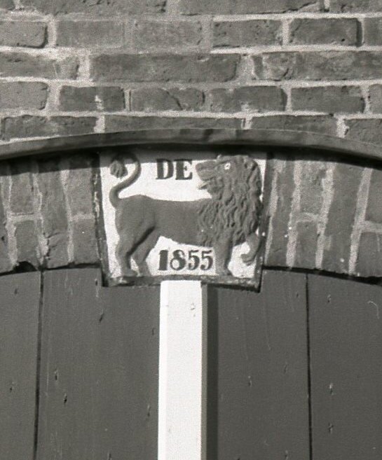 Gevelsteen De Leeuw, foto W.O. Bakker 1976